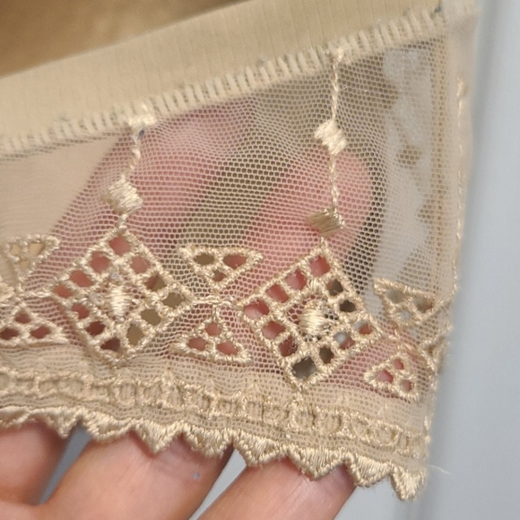 Lou Paris nude bra - Picture 3 of 7